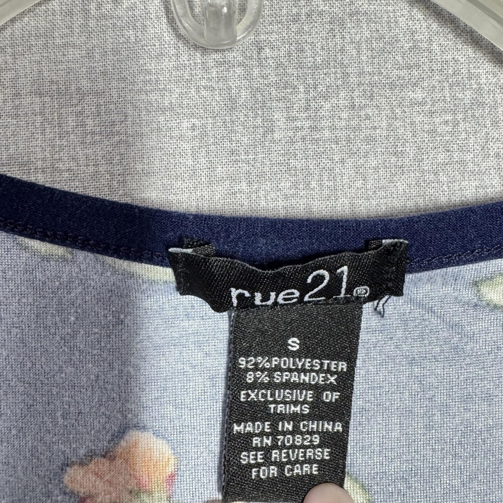 Rue21 Shirt Juniors Small Blue Floral Scoop Neck Zip Front Cropped‎ Top Stretch - Picture 2 of 3